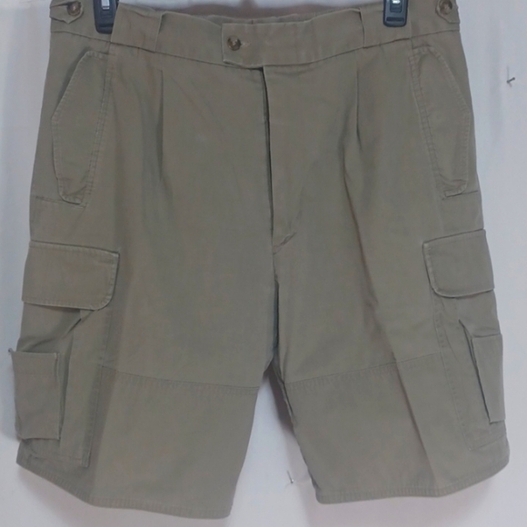 BOYT MENS SHORTS SIZE 36 IS A BEAUTIFUL KHAKI CARGO STYLE - Picture 1 of 7